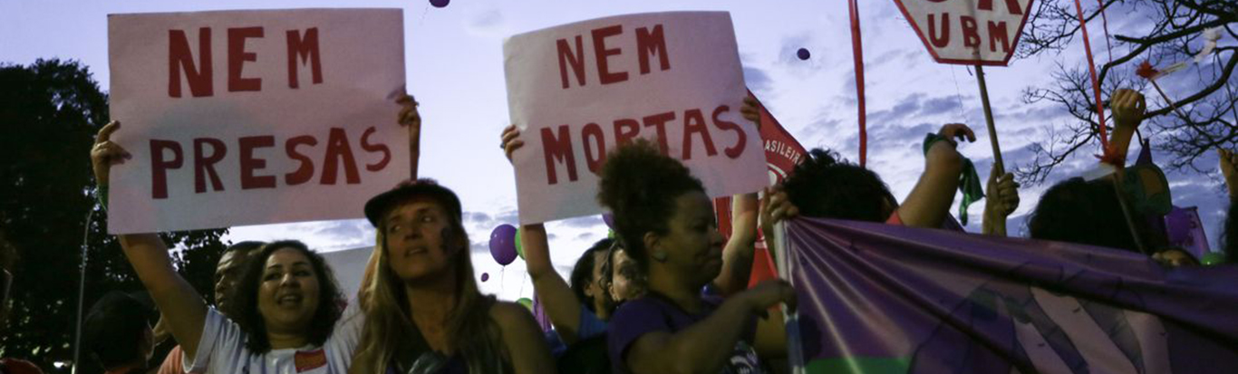 Participantes do Festival Pela Vida das Mulheres caminham do Museu Nacional da República até o Supremo Tribunal Federal (STF). Em frente à Corte, as ativistas fizeram um ato em defesa da descriminalização do aborto.